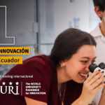 Dos estudiantes en un laboratorio: una joven mira por el microscopio y un joven la observa detrás. Texto sobreimpreso: “Somos la universidad #1 en innovación de Ecuador según el ranking internacional WURI”